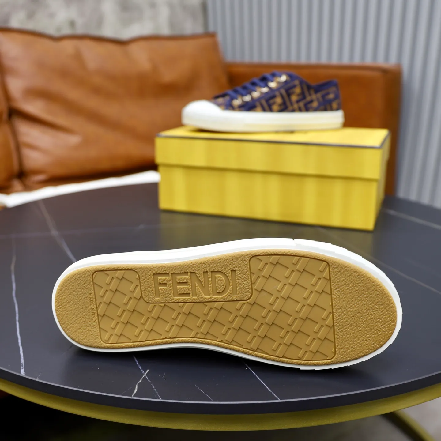 Factory price: 480 original order (couple model) Brand: FENDI Fendi 🙅‍♂️🙅‍♂️🙅‍♂️ Size: Female 35–40, Male 39-44 (45 can be customized) Grade: Official website genuine Material: Imported original LoGO fabric upper Original comfortable lining TPU wear-resistant lightweight outsole Style category: Loafers New trendy shoes Color: actual picture color